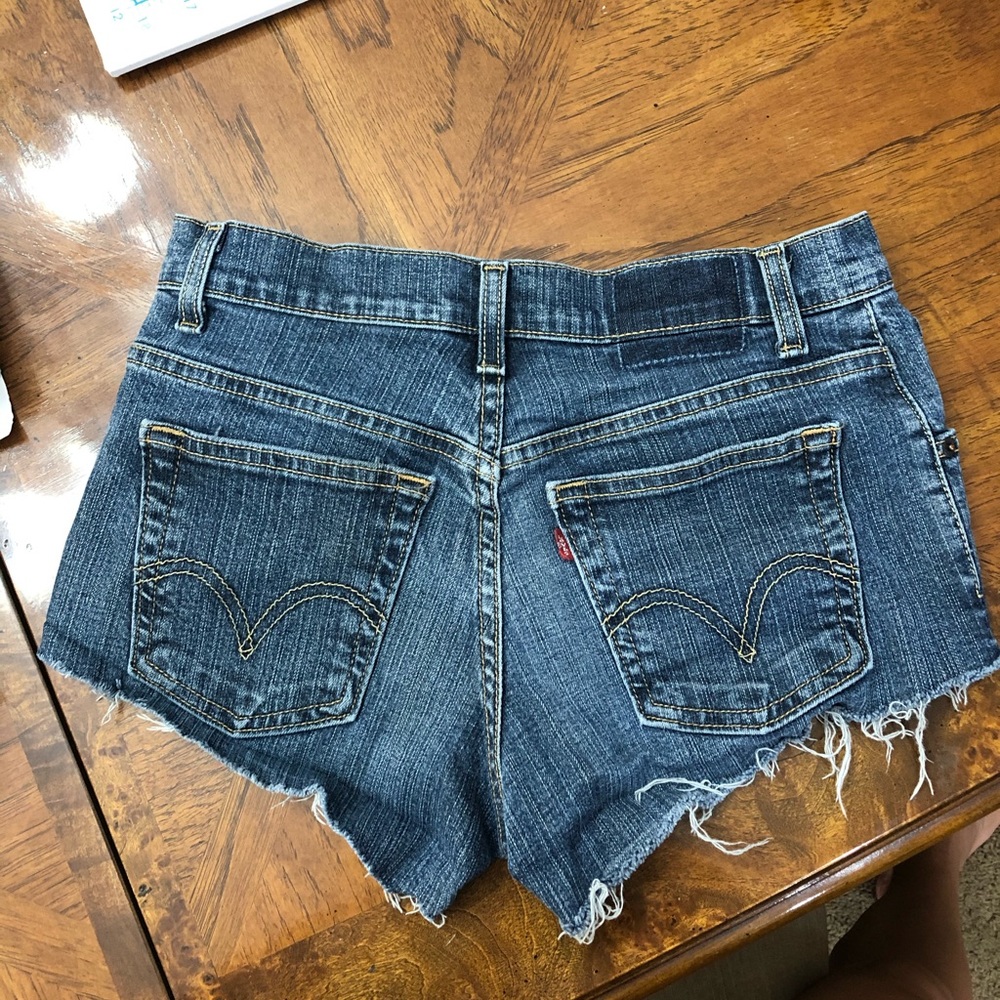 Custom ripped light wash Vintage Levi shorts - Picture 2 of 4